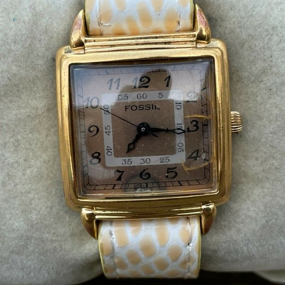 Vintage Fossil Wrist Watch Gold Tone Case analog Ladies Wrist Watch Read Desc - Picture 3 of 12